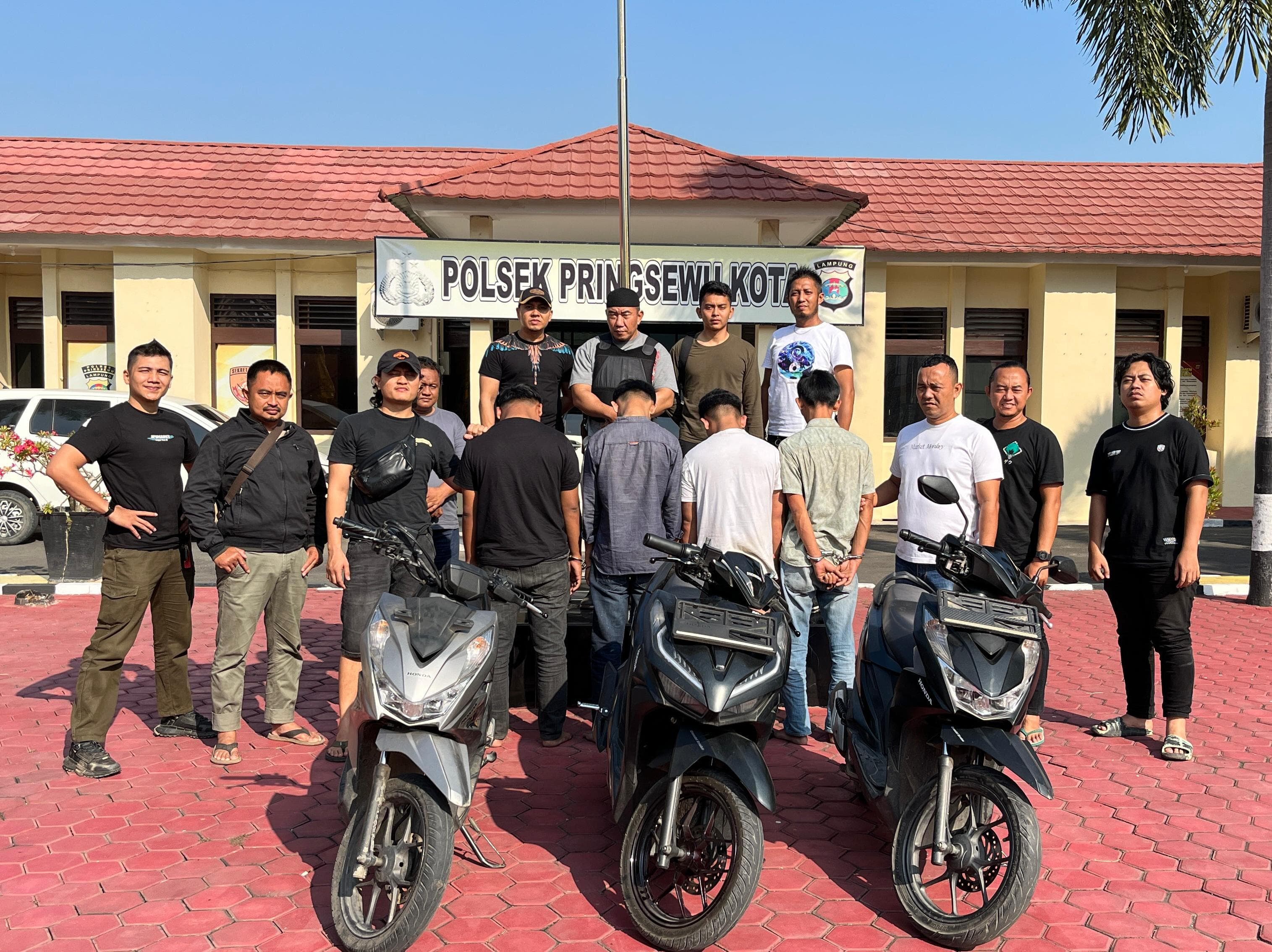 Kepergok Sedang Makan, 4 Pencuri Motor di Tangkap Polisi