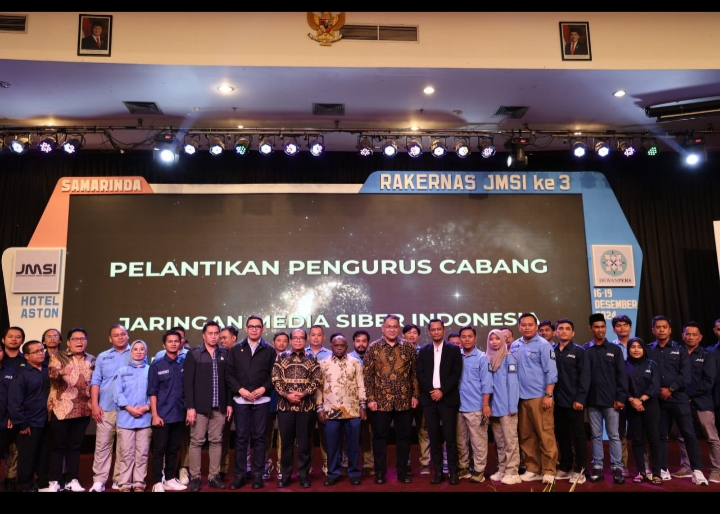 Menteri Hak Asasi Manusia Natalius Pigai serahkan Penghargaan Kepada Pj. Bupati Pringsewu