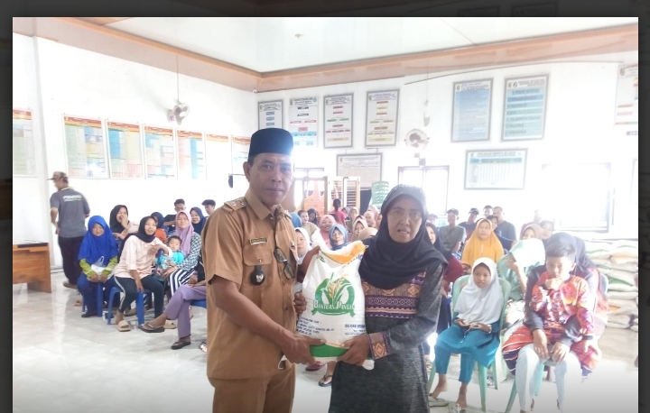 KADES SUKADI RUDI MARYOTO BAGIKAN BERAS BANTUAN (CPP)KEPADA WARGANYA